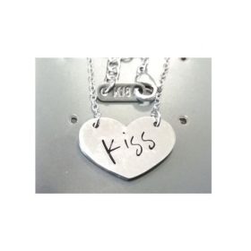 Nyaklánc szív alakú, "Kiss" felirattal