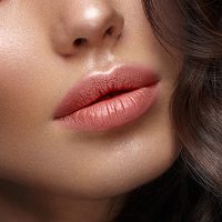 Rúzs, ajakápolás